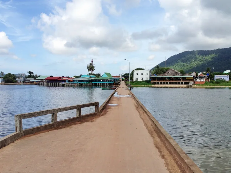 Cầu tàu bằng bê tông vươn dài trên mặt nước tĩnh lặng dẫn tới làng chài với những nhà sàn nhiều màu ở Phú Quốc.