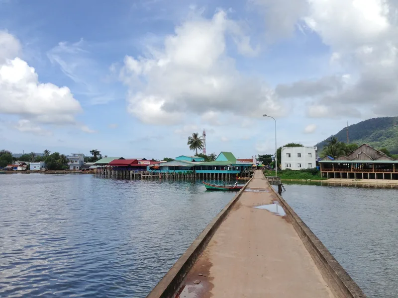 Cây cầu bê tông hẹp dẫn qua vùng nước lặng tới làng chài nhà sàn ở Phú Quốc.