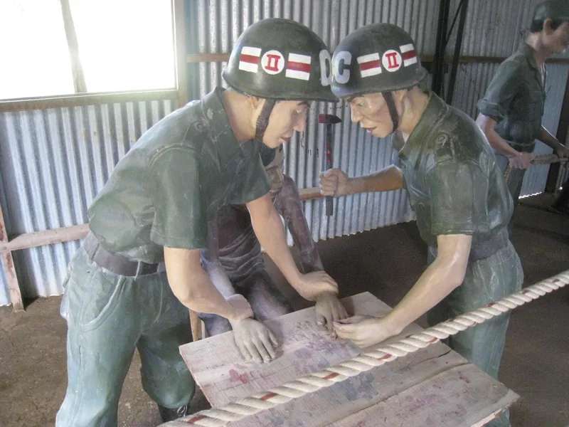 Tượng người kích thước thật tái hiện cảnh lính tra tấn tù nhân tại di tích nhà tù Phú Quốc.